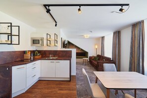 Grand Apartment | Private kitchen - Hotel Schneider (Allersberg)