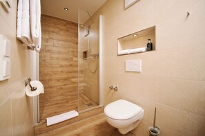 Apartamento standard | Banheiro | Chuveiro, produtos de toalete grátis, secador de cabelo 