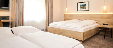 Habitación cuádruple Deluxe | Decoración individual, mobiliario individual, escritorio