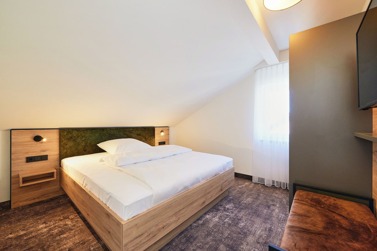Leilighet – comfort | Skrivebord, skrivebord for bærbar PC, blendingsgardiner og lydisolert