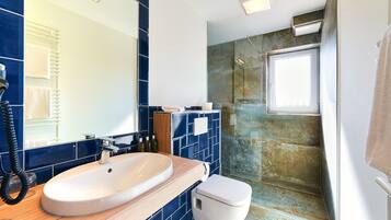 Basic-Apartment | Badezimmer | Dusche, kostenlose Toilettenartikel, Haartrockner, Handtücher