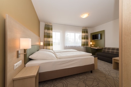 1 bedroom, individually decorated, individually furnished, desk