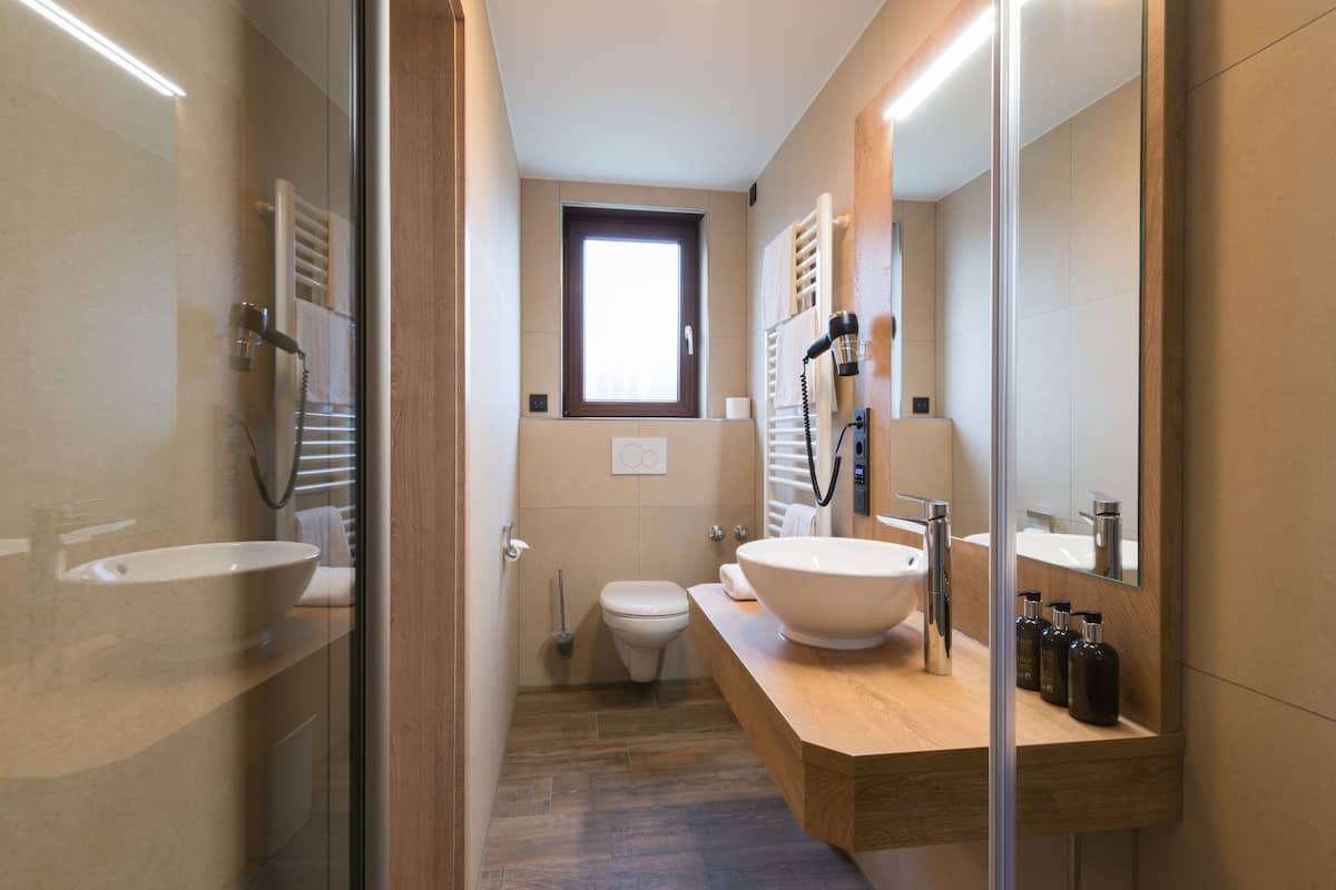 comfort double room | bathroom amenities | shower, free toiletries, hair dryer, towels