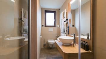 Comfort-Doppelzimmer | Badezimmerausstattung | Dusche, kostenlose Toilettenartikel, Haartrockner, HandtĂŒcher
