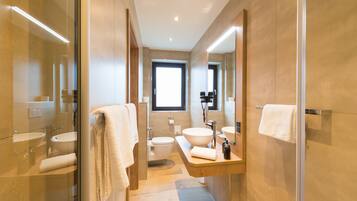 Dusche, kostenlose Toilettenartikel, Haartrockner, HandtĂŒcher