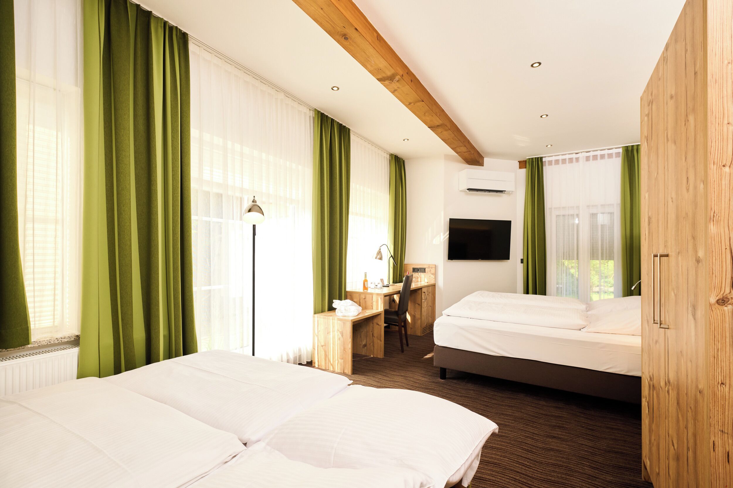 Deluxe Quadruple Room | Individually decorated, individually furnished, desk, laptop workspace