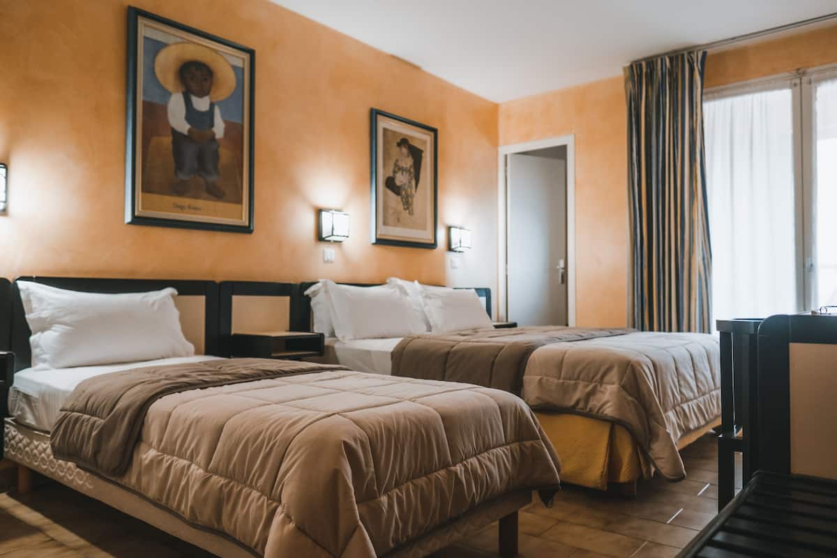 Espacio para trabajar con laptop, wifi gratis y ropa de cama
