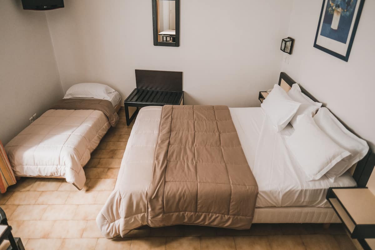 Habitación triple estándar | Espacio para trabajar con laptop, wifi gratis y ropa de cama