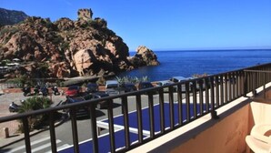 A coastal view with rocky terrain and a clear blue sky. - Hôtel le Subrini (Ota)