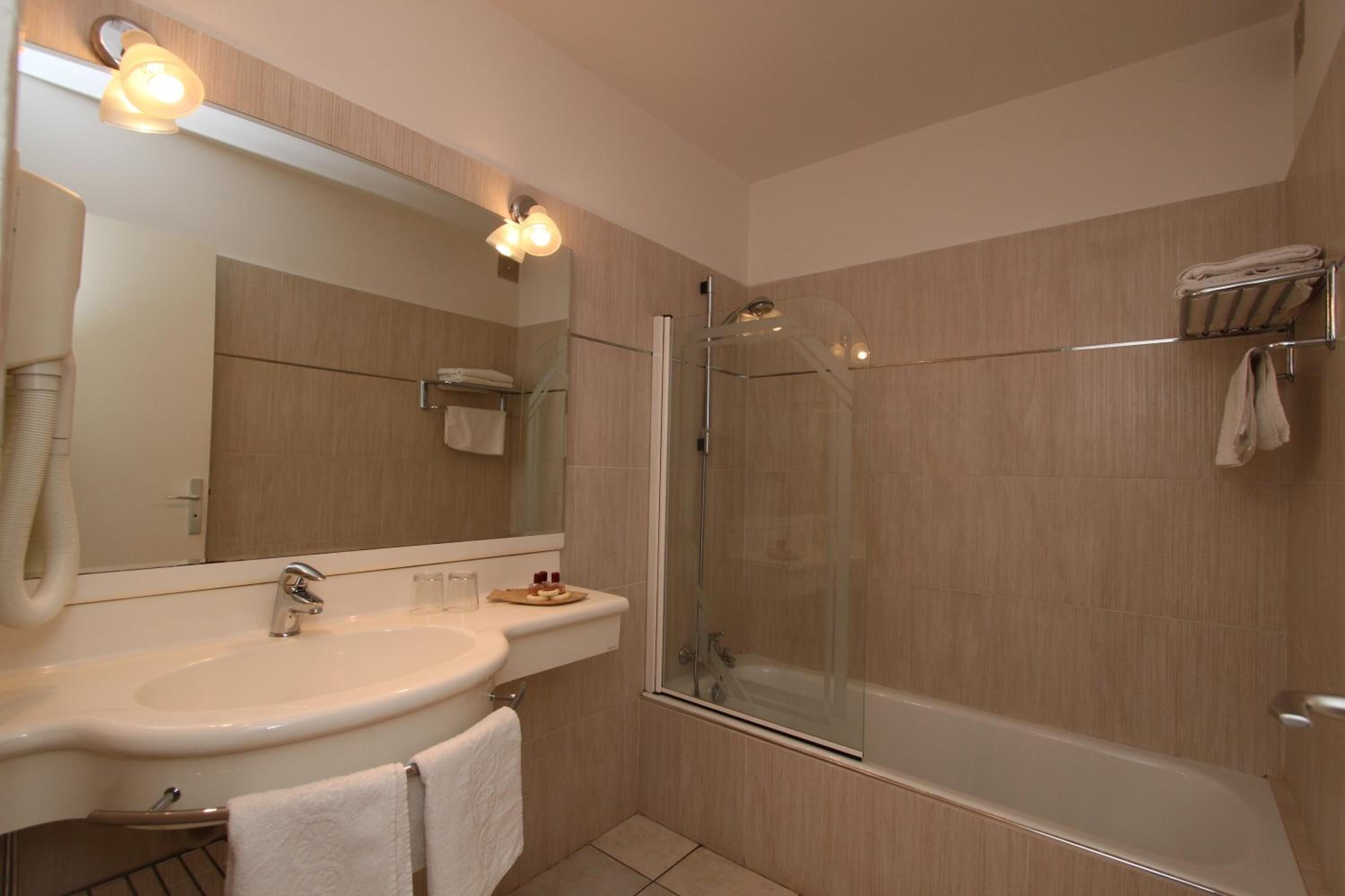 combined shower/bathtub, free toiletries, hair dryer, towels