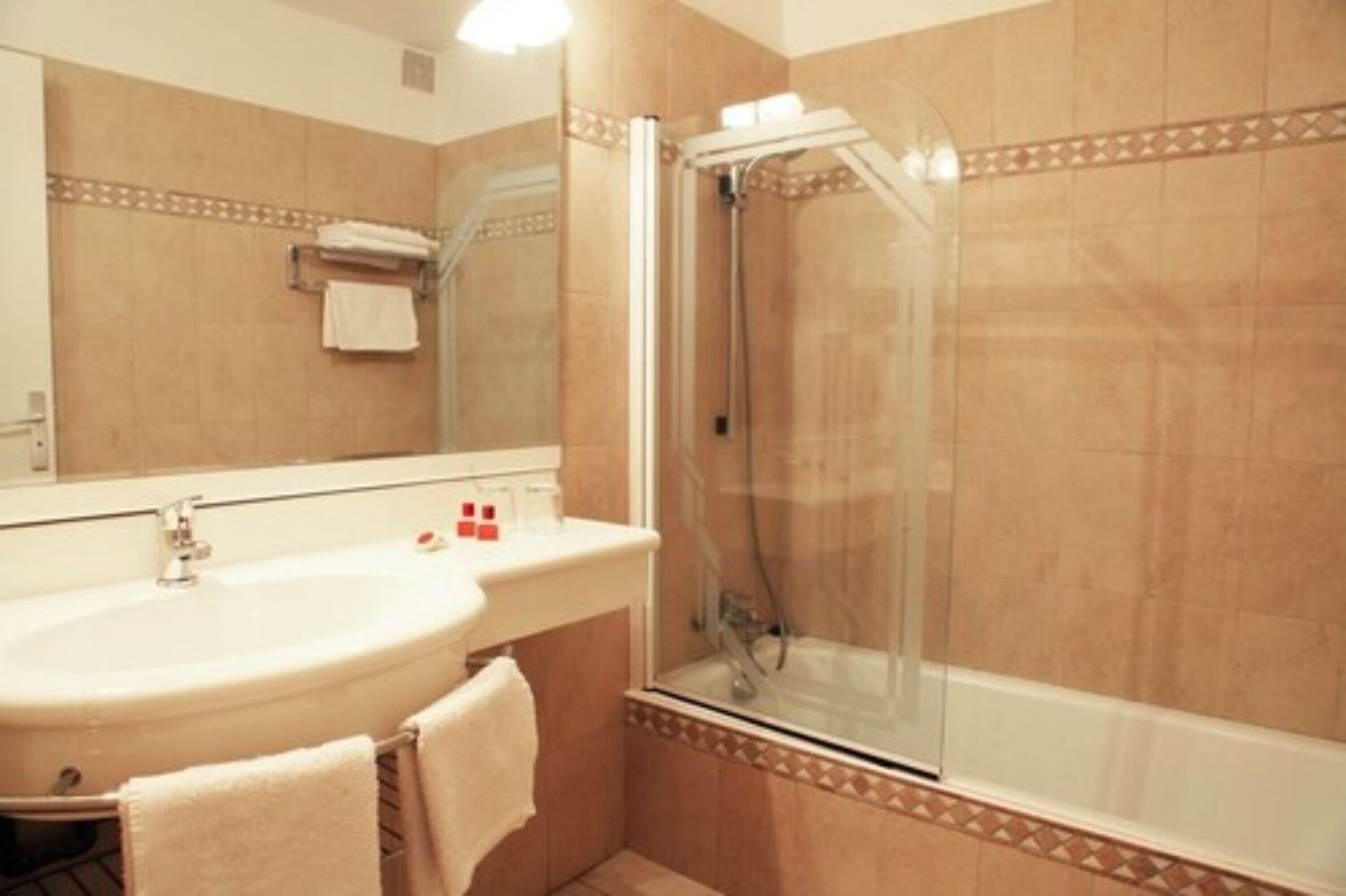 combined shower/bathtub, free toiletries, hair dryer, towels