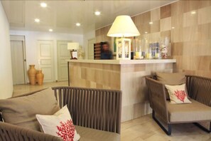 Lobby sitting area - Hôtel le Subrini (Ota)