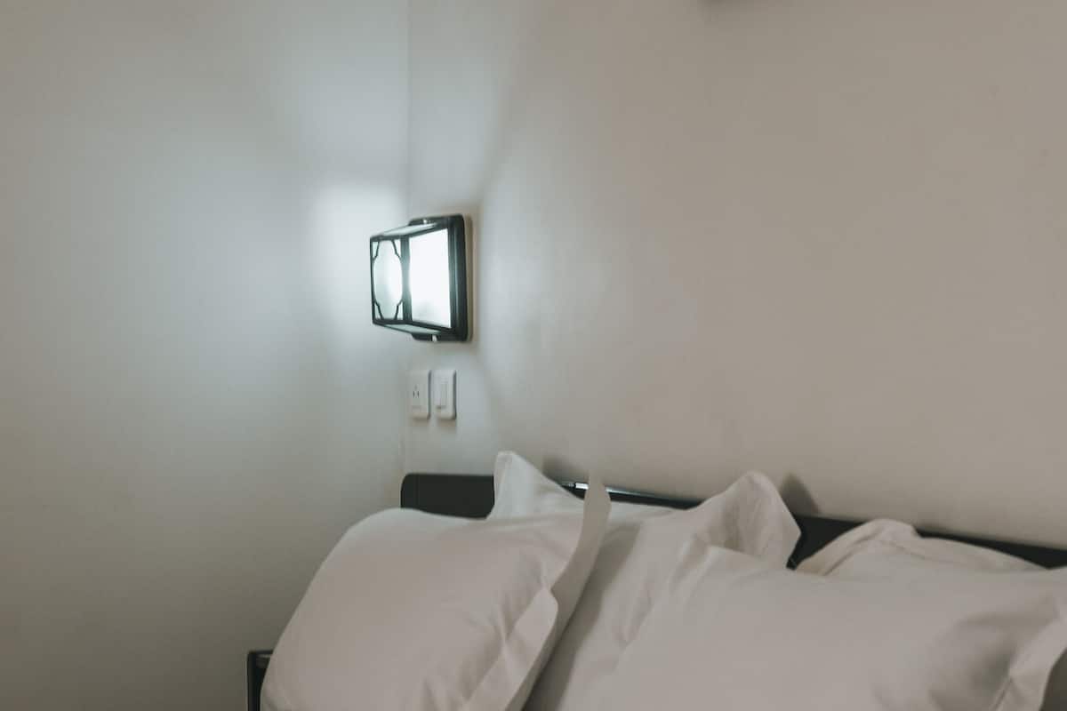 Espacio para trabajar con laptop, wifi gratis y ropa de cama
