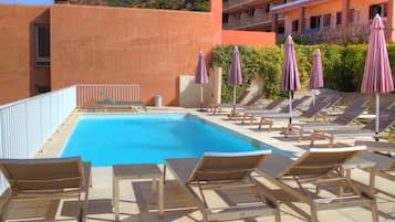 Piscina stagionale all'aperto, ombrelloni da piscina, lettini