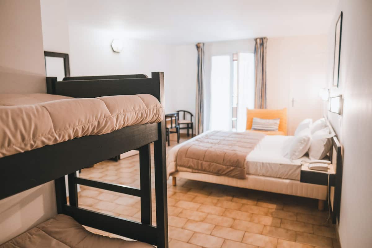 Habitación cuádruple Deluxe, vista al mar | Espacio para trabajar con laptop, wifi gratis y ropa de cama