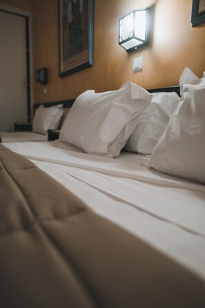 Laptop workspace, free WiFi, bed sheets, wheelchair access - Hôtel le Subrini (Ota)