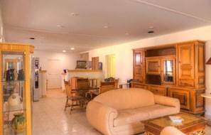 TV - Hôtel Idéal (Ota)