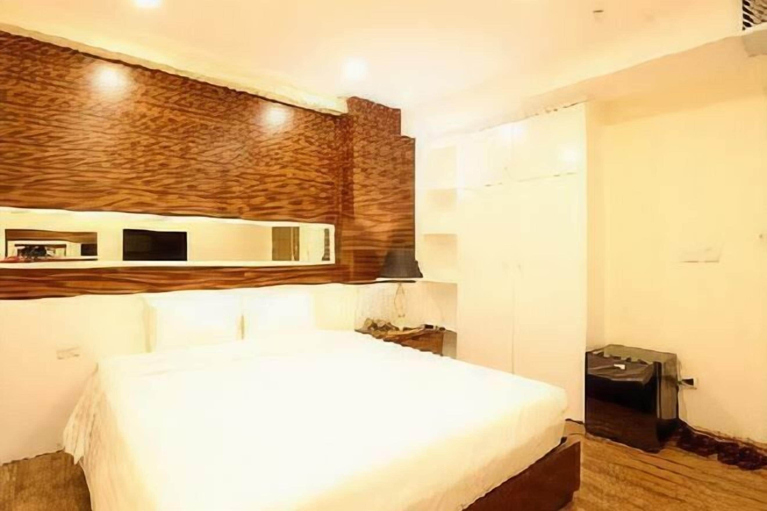 Minibar, caja de seguridad en la habitación y escritorio 