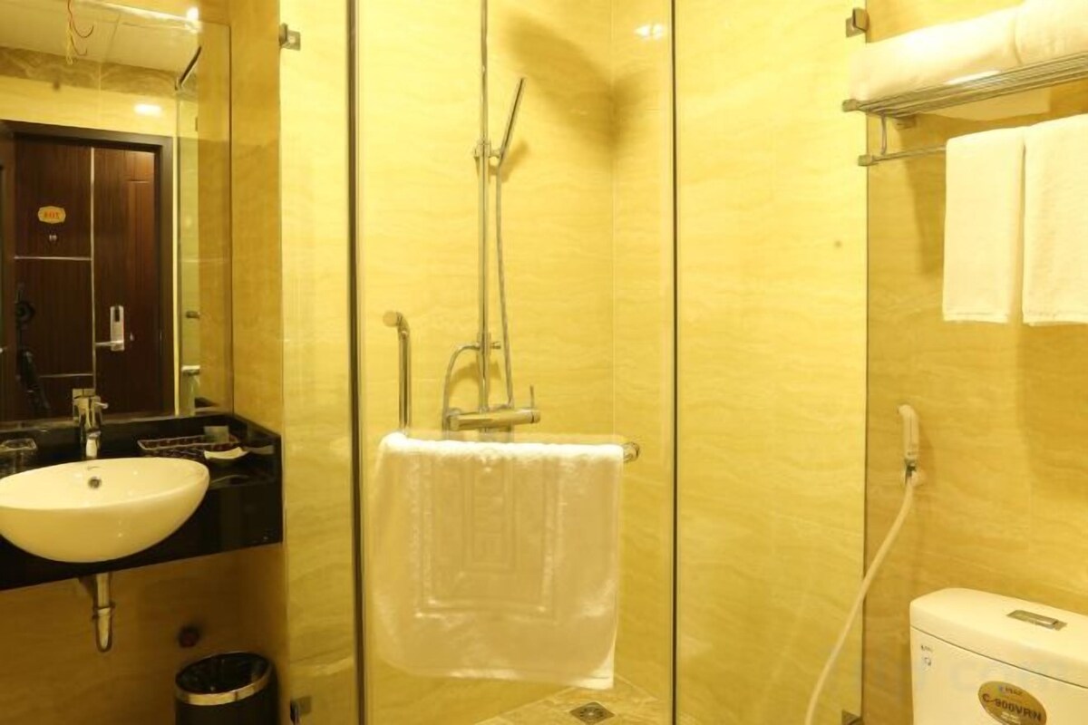 Bathroom | Free toiletries, hair dryer, bathrobes, slippers