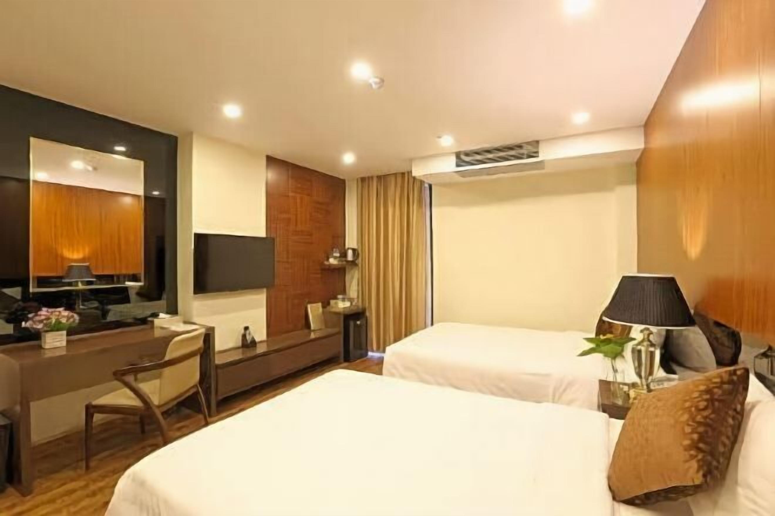 Minibar, caja de seguridad en la habitación y escritorio 