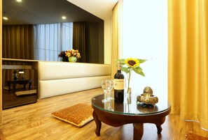 Minibar, in-room safe, desk, soundproofing - Au Viet Hotel (Hanoi)