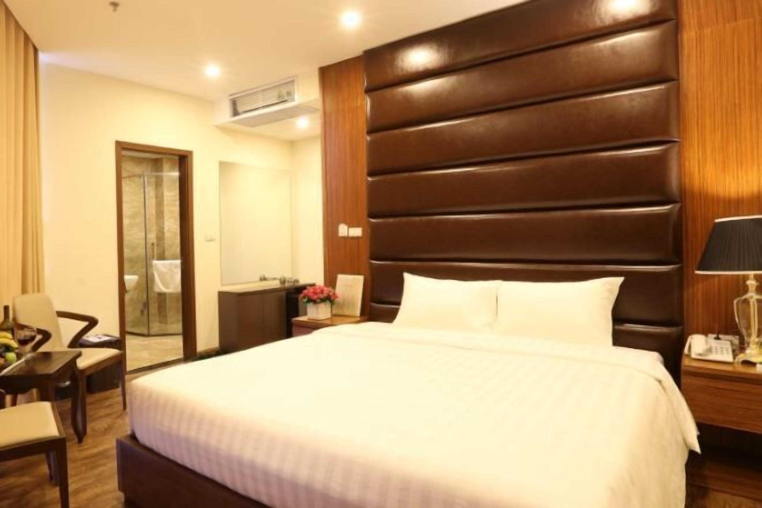 Minibar, caja de seguridad en la habitación y escritorio 