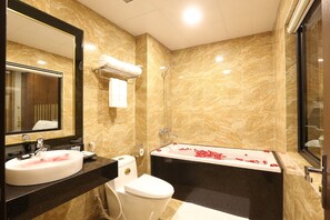 Articles de toilette gratuits, sèche-cheveux, peignoirs, chaussons