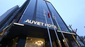 Fachada del Hotel Auviet, mostrando su nombre de forma destacada.