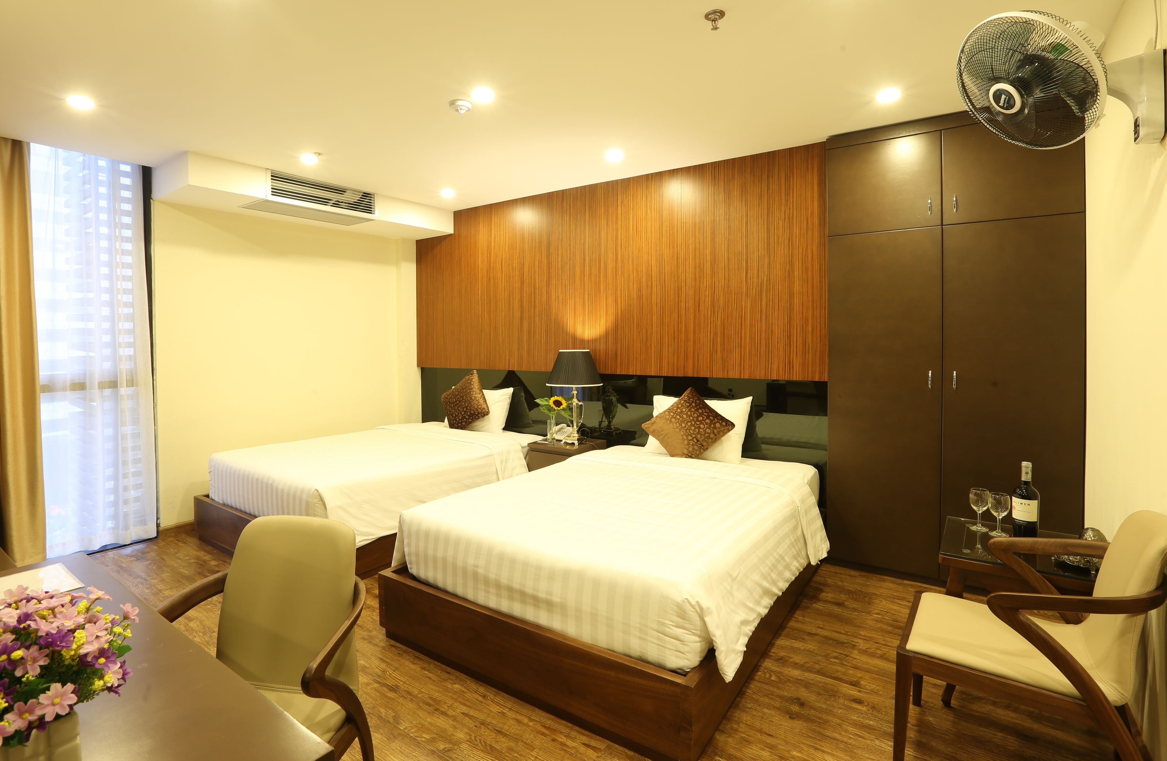 deluxe twin room | minibar, in-room safe, desk, soundproofing