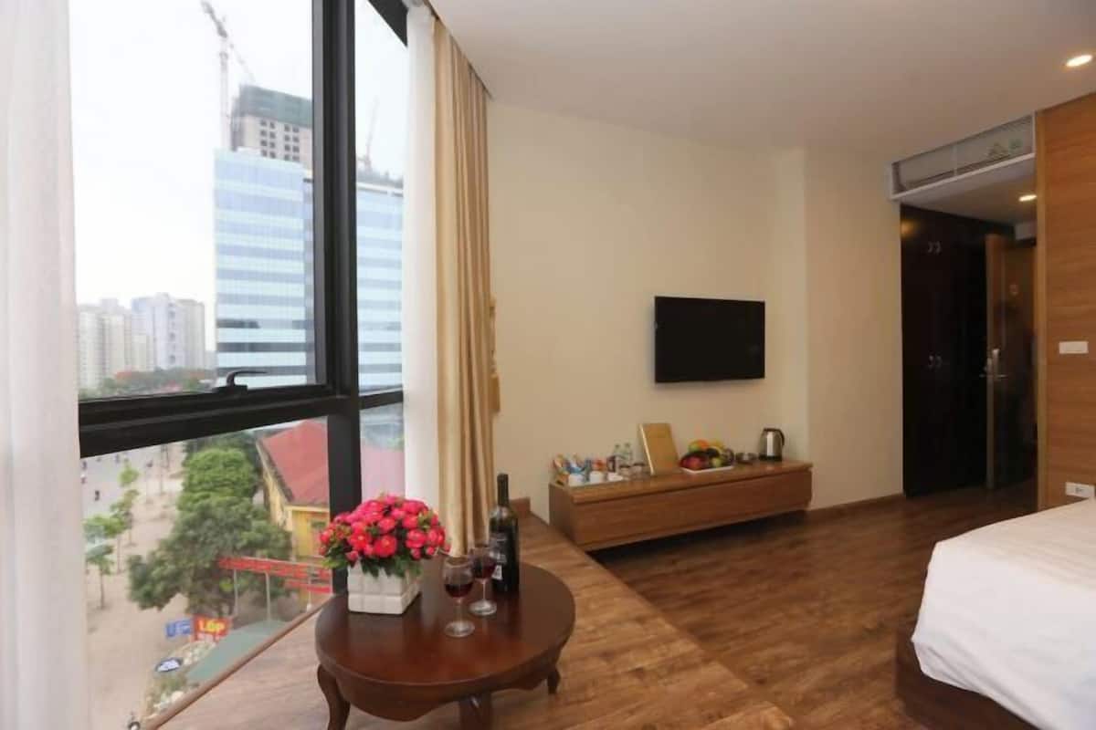 Minibar, caja de seguridad en la habitación y escritorio