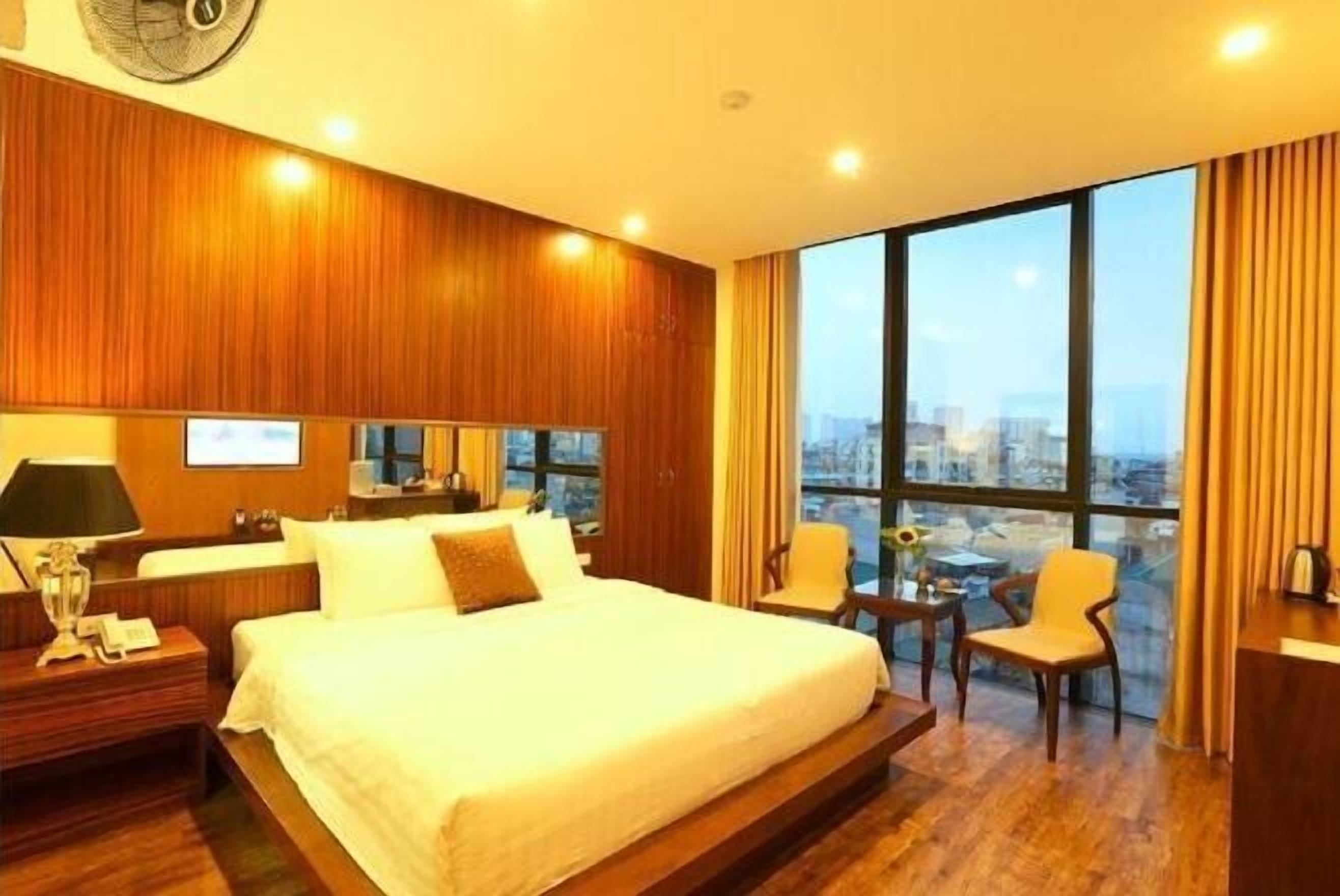 Minibar, caja de seguridad en la habitación y escritorio 