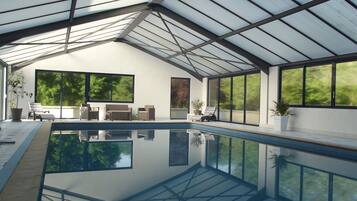 Kolam renang tertutup, kerusi lepak pantai