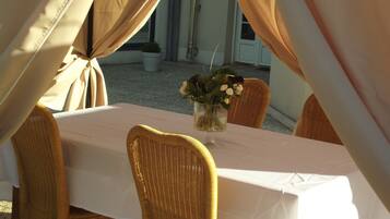 Makan malam dihidangkan, masakan Perancis