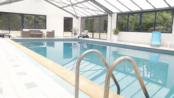 Kolam renang tertutup, kerusi lepak pantai