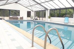 Inomhuspool och solstolar