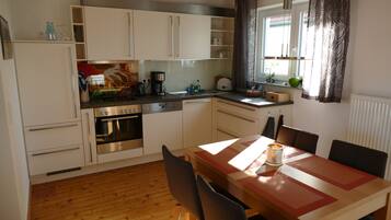 Comfort Apartment, 3 Single Beds, Accessible (Geheimtipp) | Private kitchen | Full-sized fridge, oven, stovetop, dishwasher