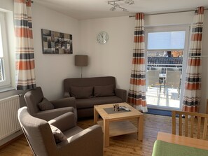 Familienapartment, 2 Schlafzimmer, Balkon ("4er") | Wohnbereich | 0-Zoll-Flachbildfernseher mit Satellitenempfang, Fernseher