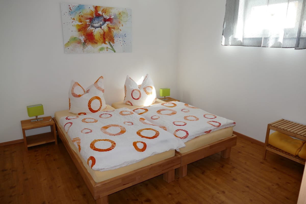 Comfort appartement, 2 eenpersoonsbedden, keuken, op benedenverdieping (Business 1) | 1 slaapkamer, luxe beddengoed, individueel gedecoreerd