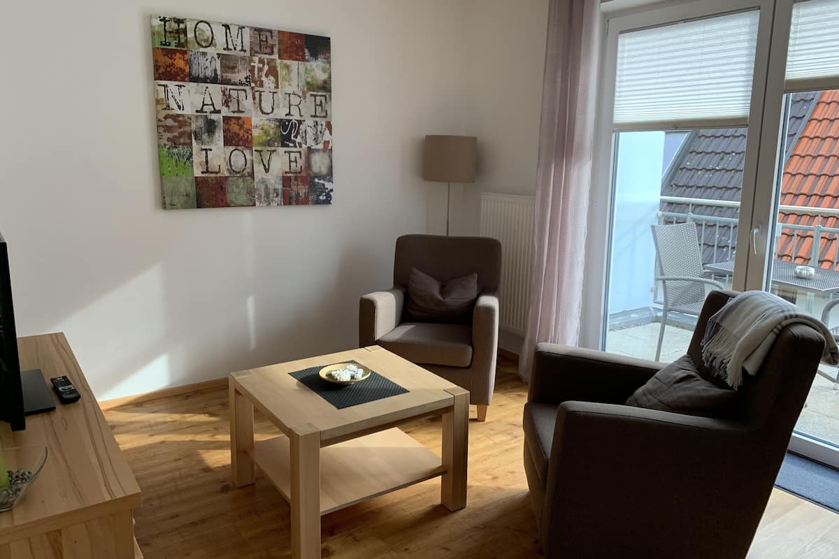 Leilighet – comfort, 2 enkeltsenger, kjøkken, hjørnerom (Business 2) | Oppholdsrom | En 0-tommers Flatskjerm-TV med Parabol-TV samt TV og bordtennis