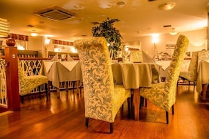 Desayuno completo diario (EUR 15 por persona)