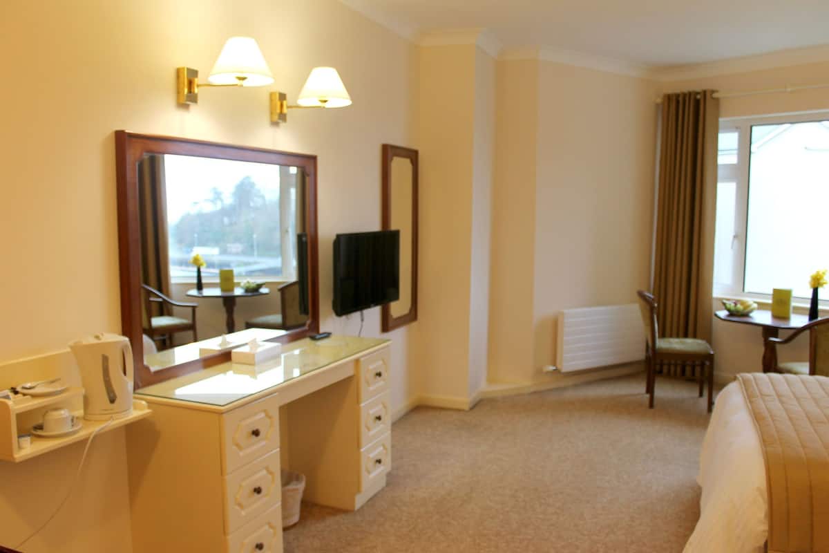 deluxe double room, river view | free wifi, bed sheets