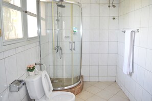 Separate tub and shower, free toiletries, hair dryer, bathrobes - Home Inn (Kampala)