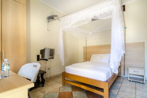 Single Room | Desk, soundproofing, iron/ironing board, free cots/infant beds - Victoria Travel Hotel (Kampala)