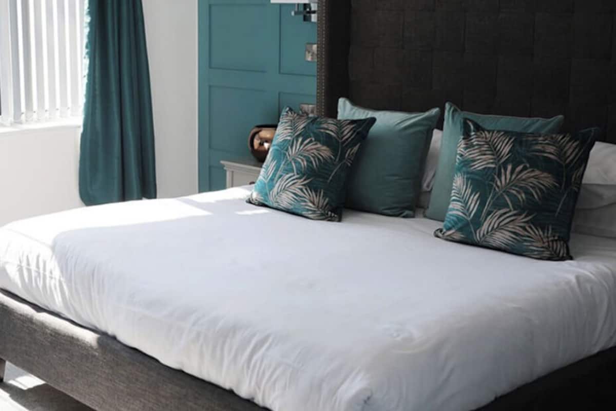 Superior Double Room, 1 Double Bed, Sea View | 1 bedroom, in-room safe, individually decorated, desk