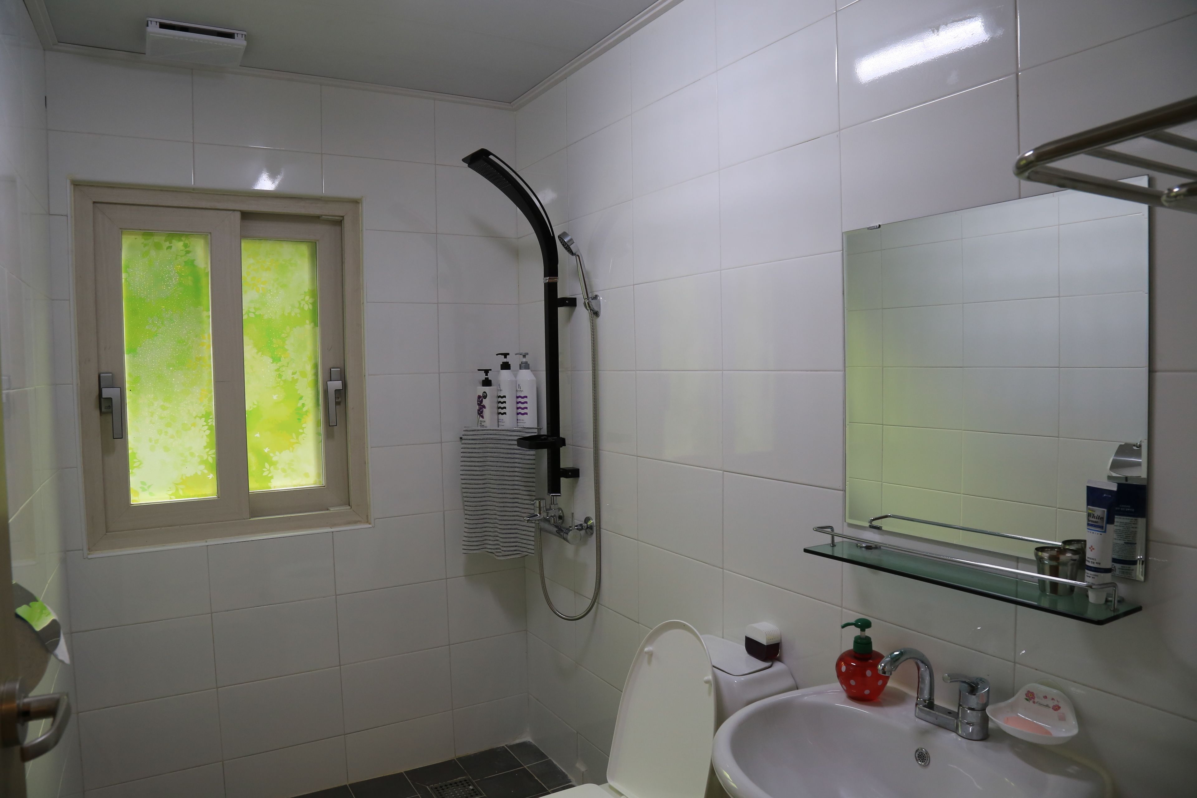 Familie huis, 2 slaapkamers | Badkamer | Een douche, gratis toiletartikelen, een haardroger, handdoeken