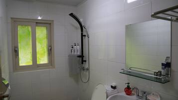 Casa familiar, 2 habitaciones | Baรฑo | Regadera, amenidades de baรฑo gratuitas, secadora de cabello, toallas