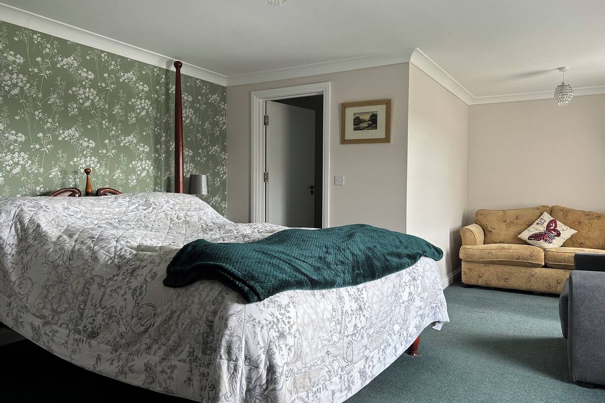 room 4 superior quadruple | premium bedding, individually decorated, individually furnished, desk