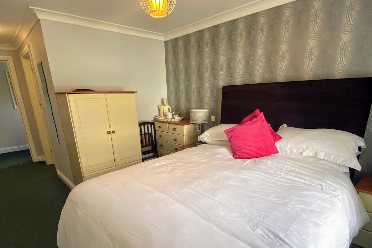 room 5 double room | premium bedding, individually decorated, individually furnished, desk