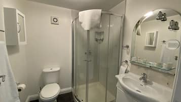 Room 4 Superior Quadruple | Bathroom | Shower, rainfall showerhead, free toiletries, hair dryer