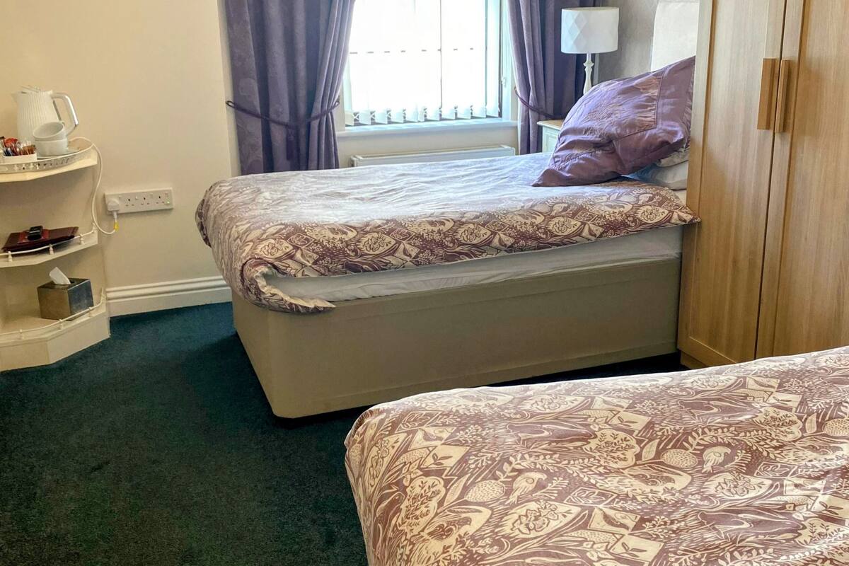 Room 6 Twin Room | 1 bedroom, premium bedding, desk, laptop workspace